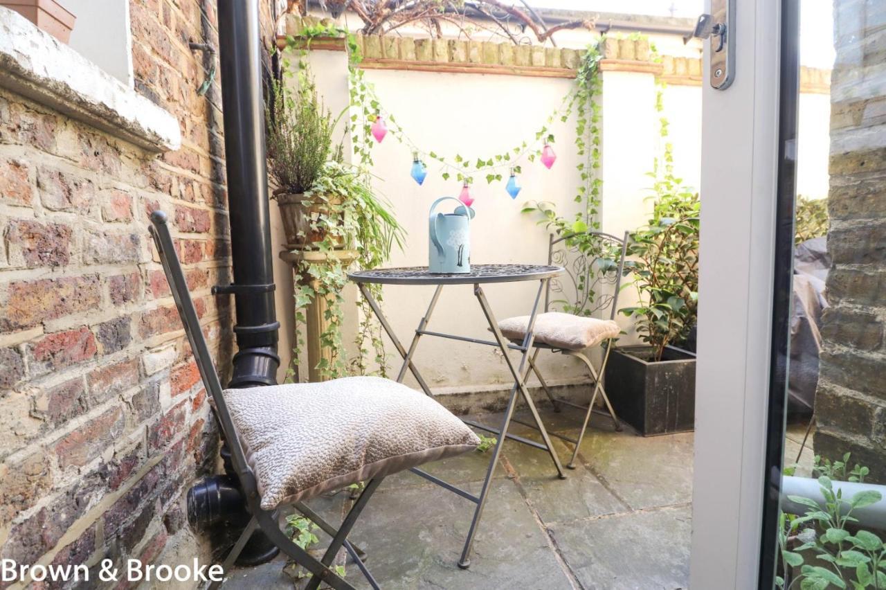 Stylish & Spacious 3 Bed Victorian House Sleeps Up To 7 - Near O2, Museums, Excel, Mazehill Station 12 Mins Direct Into London Bridge Villa Esterno foto